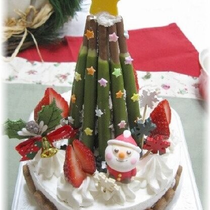 クリスマスケーキのセットに、meijiのＦran抹茶ポッキーでツリーを作って、星のアザランを散らしてみました。かわいいケーキに食べるのが勿体無いです＾＾*